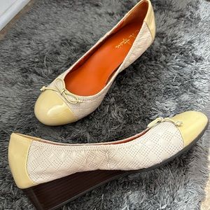 Cole Haan Air Tali Bow Tan Leather & Patent Cap-Toe
Wedge Pumps D33294 size 9